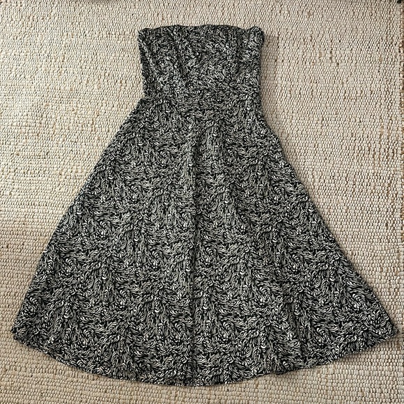 Banana Republic Dresses & Skirts - 100% silk strapless Banana Republic dress size 6